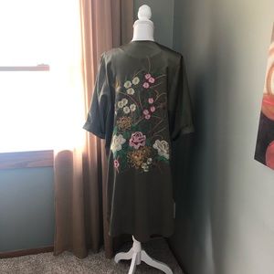 Anthropologie green embroidered kimono